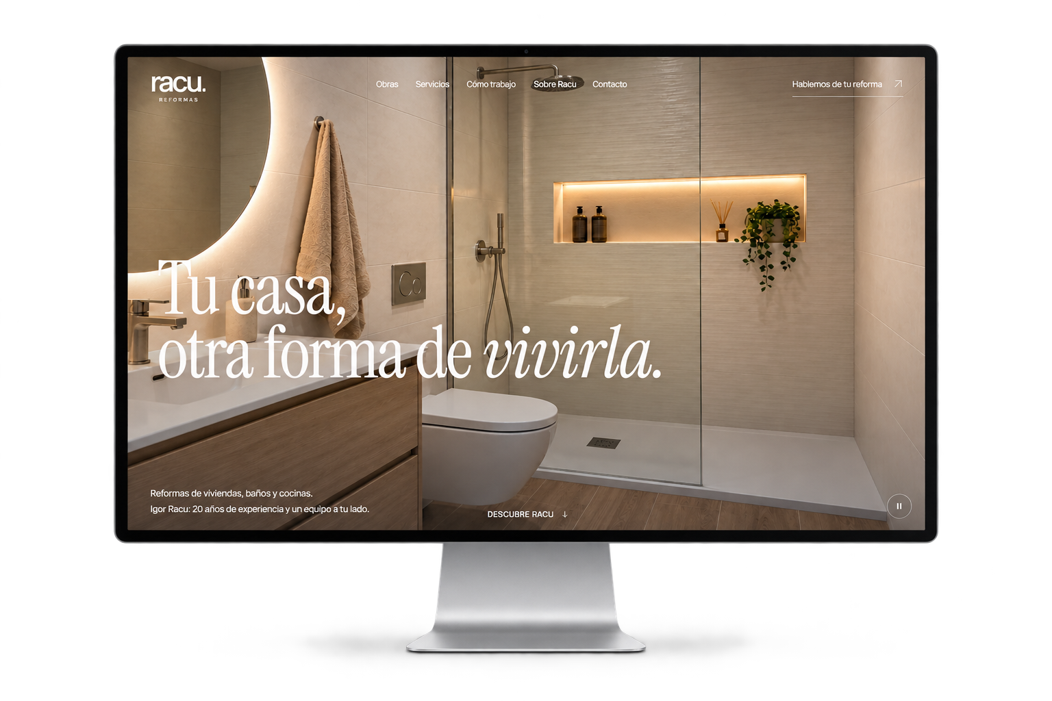 La web de Racu Reformas presentada en un monitor, sin elementos decorativos alrededor