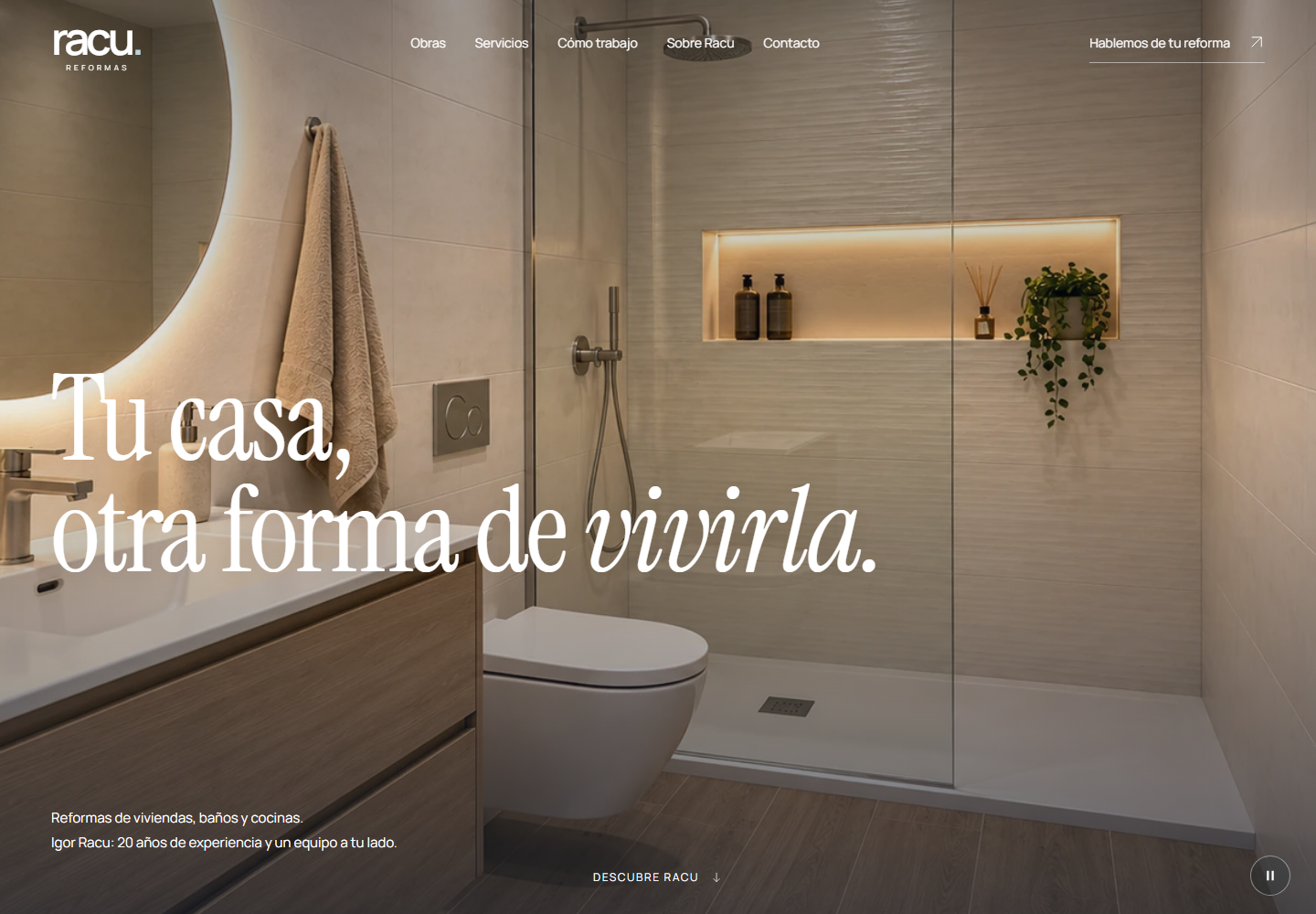 Portada de Racu Reformas con el baño de ducha acristalada y espejo circular: Tu casa, otra forma de vivirla